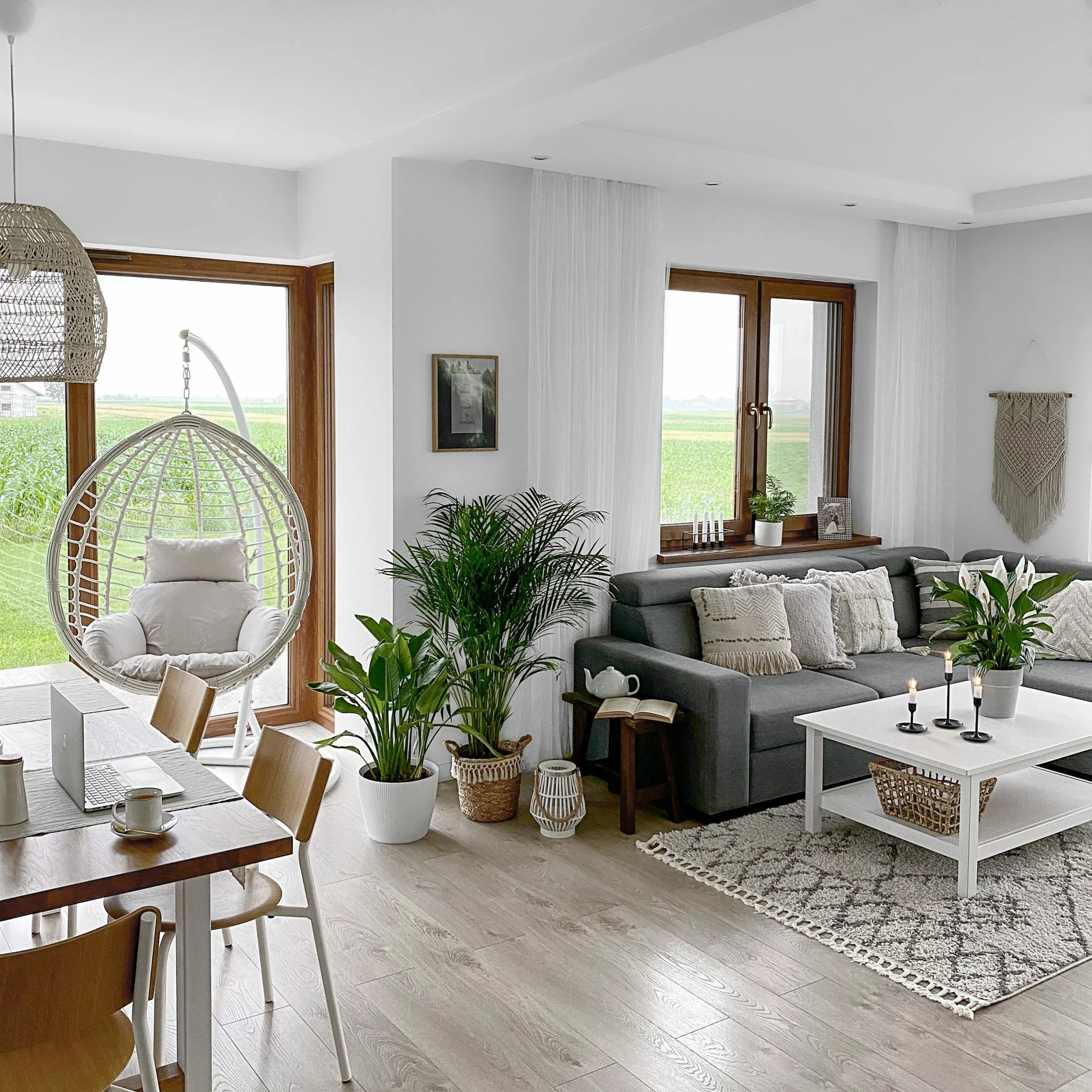 Beliani Riipputuoli Jalustalla Rottinkinen Valkoinen FANO - Image 5