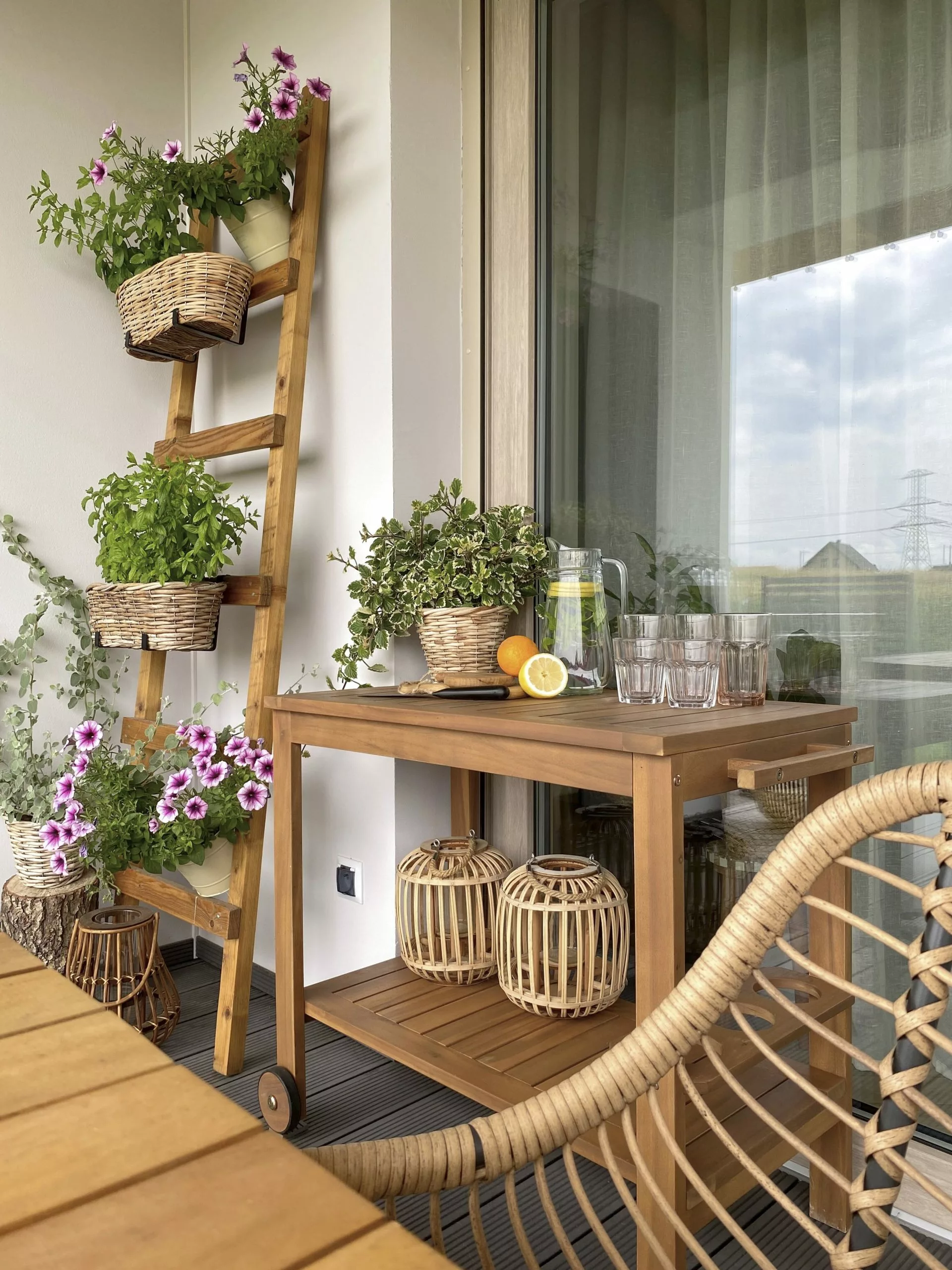 Beliani Tarjoiluvaunu Vaalea Akasiapuu SASSARI 6 Beliani Tarjoiluvaunu Vaalea Akasiapuu SASSARI - Image 4