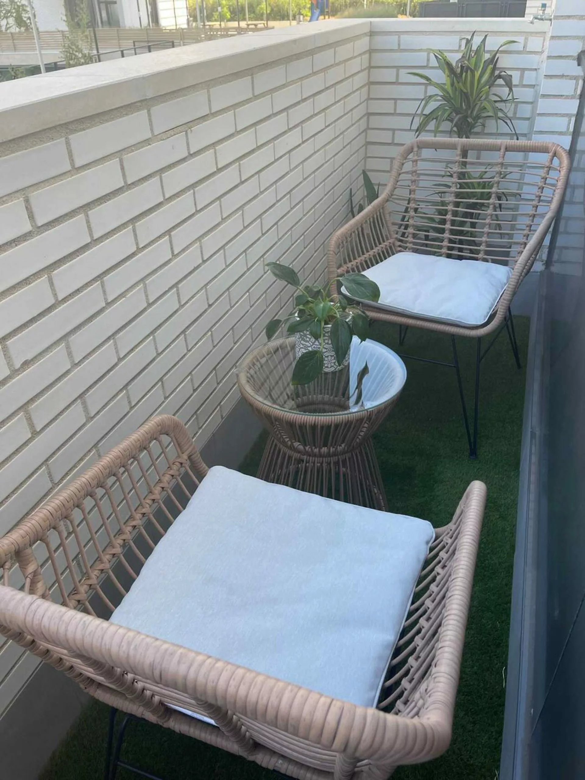 Beliani 2-istuttava Bistrosetti Polyrottinki Luonnonväri TRESTINA - Image 6