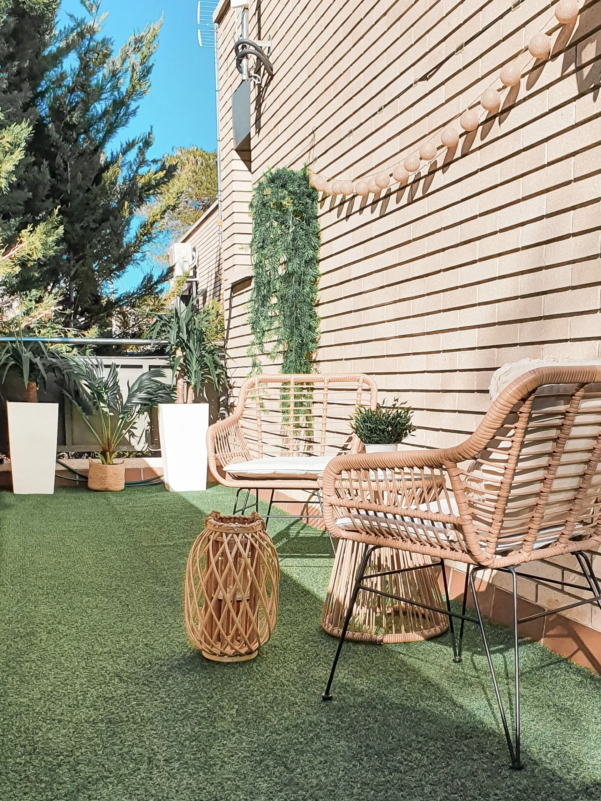 Beliani 2-istuttava Bistrosetti Polyrottinki Luonnonväri TRESTINA - Image 3