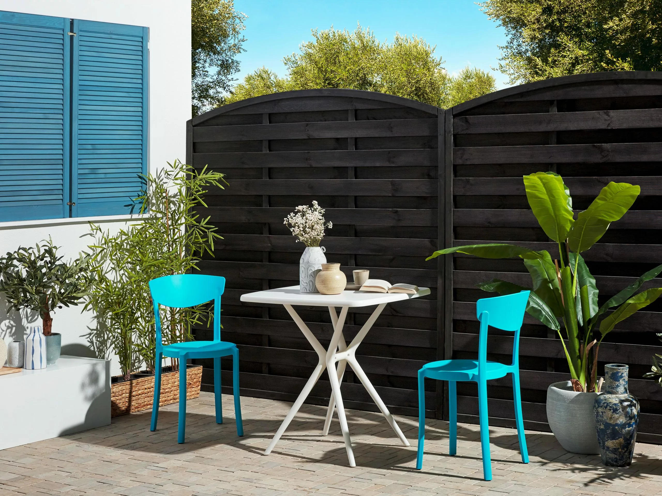 Beliani 2-istuttava Turkoosi / Valkoinen Muovinen Bistrosetti SERSALE / VIESTE 4 Beliani 2-istuttava Turkoosi / Valkoinen Muovinen Bistrosetti SERSALE / VIESTE - Image 2