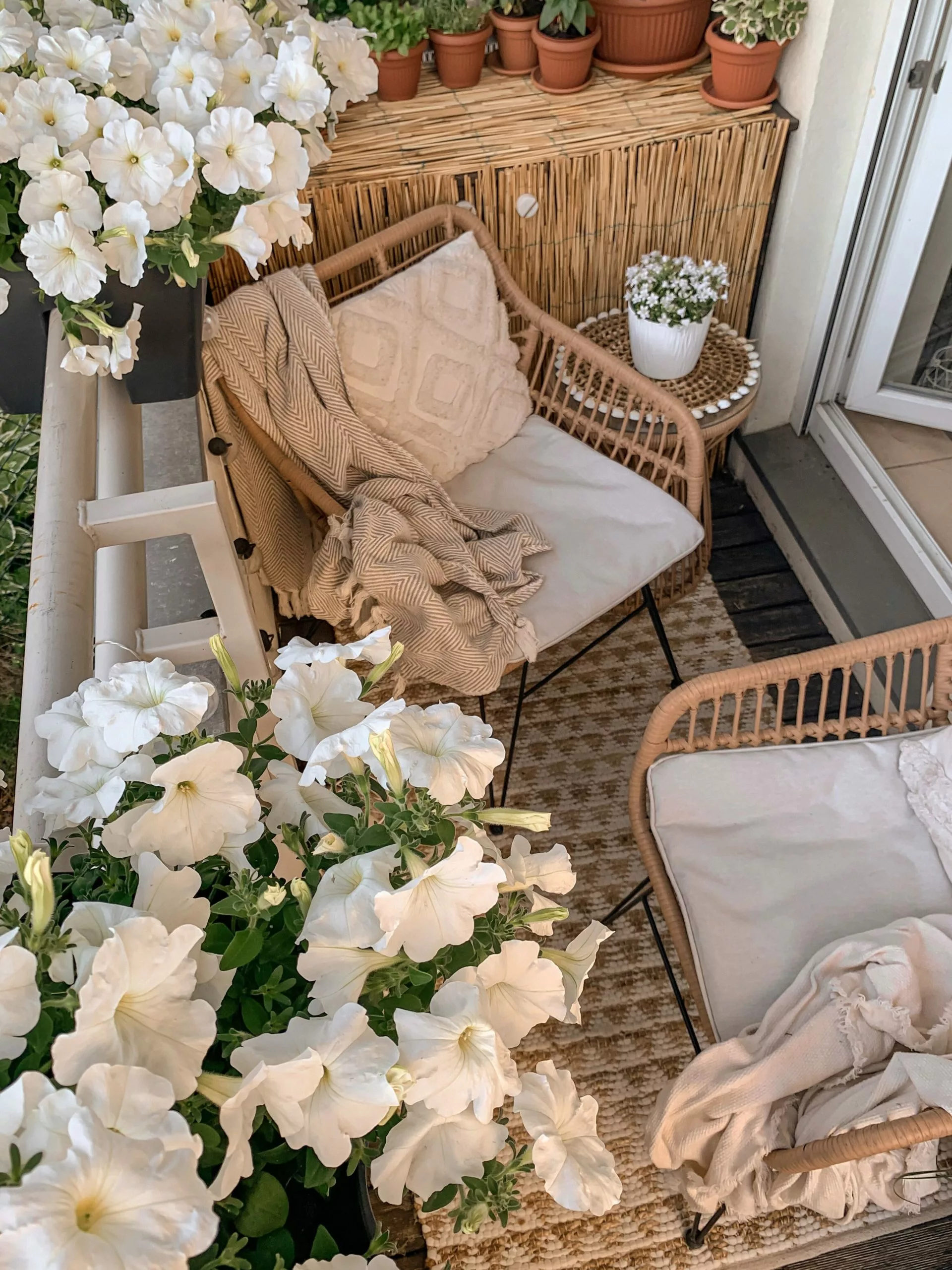 Beliani 2-istuttava Bistrosetti Polyrottinki Luonnonväri TRESTINA - Image 8