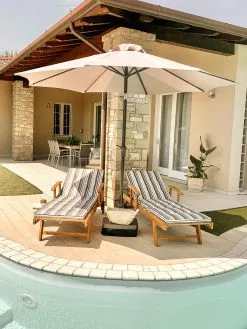 Beliani Akaasiapuinen Aurinkotuoli Raidallisella Pehmusteella JAVA -Ulkokalusteet myymälä undef src sa picid 827534 type whitesh image