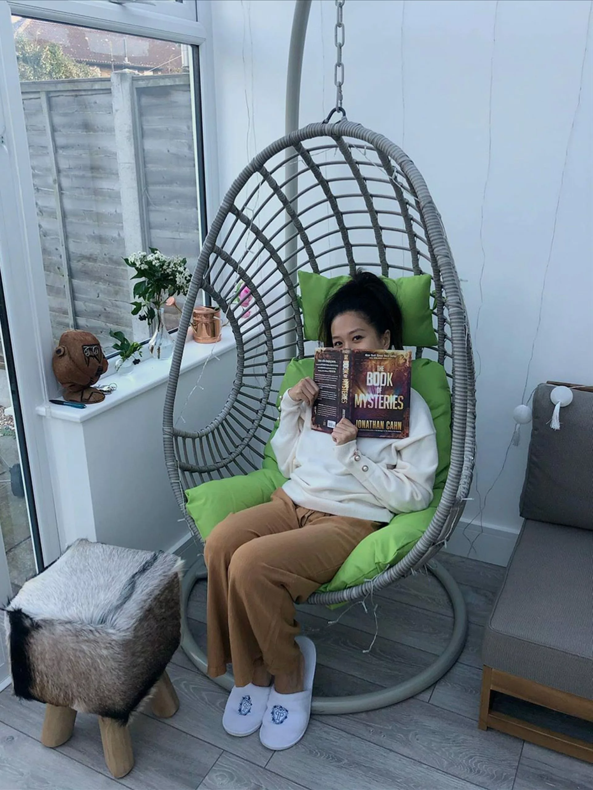 Beliani Riipputuoli Jalustalla Harmaanruskea ARPINO - Image 4