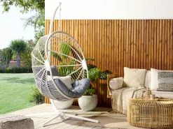 Beliani Riipputuoli Jalustalla Polyrottinki Valkoinen ACRI 14 Beliani Riipputuoli Jalustalla Polyrottinki Valkoinen ACRI -Ulkokalusteet myymälä undef src sa picid 842583 type whitesh image